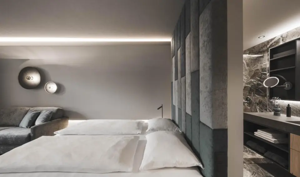 SomVita Suites in Dorf Tirol – Modernes Schlafzimmer mit angrenzendem Bad | Wellnesshotel Südtirol
