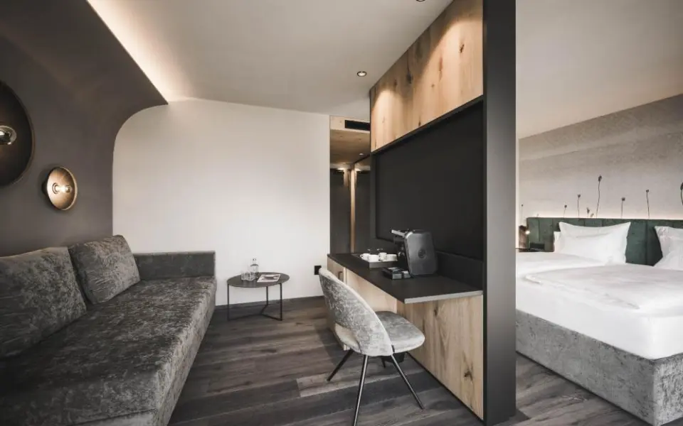 SomVita Suites in Dorf Tirol – Moderne Suite mit Wohn- und Schlafbereich | Wellnesshotel Südtirol
