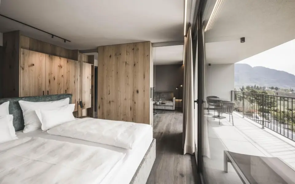 SomVita Suites in Dorf Tirol – Helle Suite mit Balkon und Bergblick | Wellnesshotel Südtirol