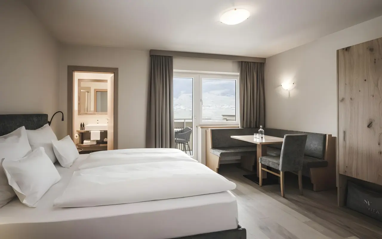 SomVita Suites in Dorf Tirol – Komfortables Doppelzimmer mit Sitzbereich | Wellnesshotel Südtirol