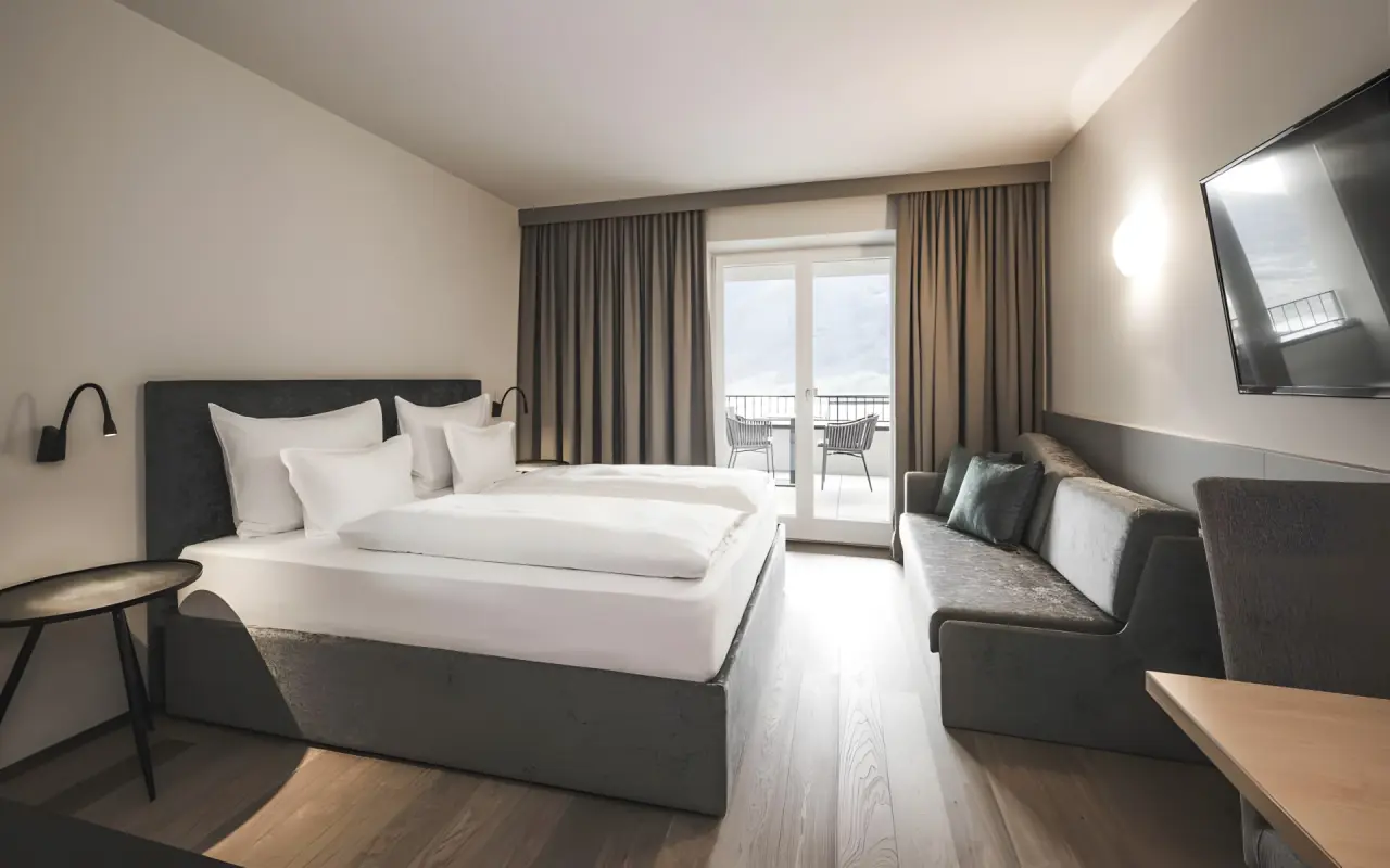 SomVita Suites in Dorf Tirol – Helles Doppelzimmer mit Sofa und Balkon | Wellnesshotel Südtirol