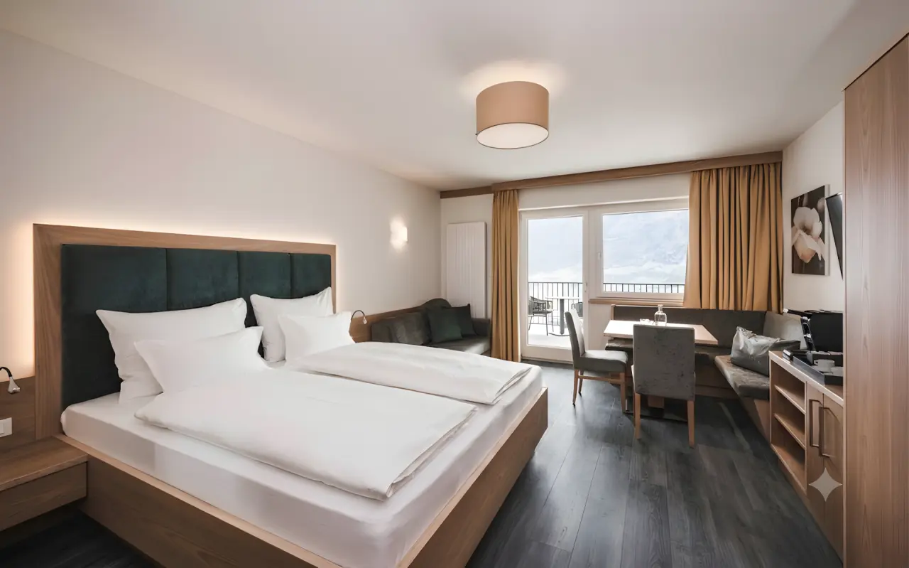 SomVita Suites in Dorf Tirol – Gemütliches Doppelzimmer mit Essbereich | Wellnesshotel Südtirol