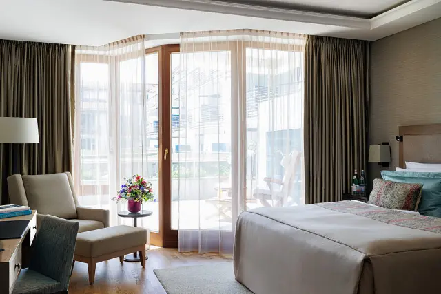 Althoff Seehotel Überfahrt in Rottach-Egern – Helles Hotelzimmer mit Balkon | Wellnesshotel Tegernsee