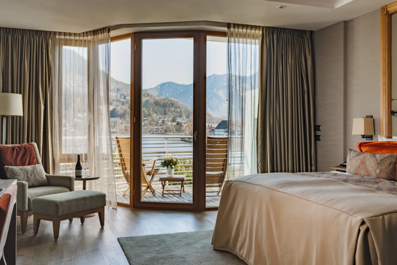 Althoff Seehotel Überfahrt in Rottach-Egern – Hotelzimmer mit Seeblick und Balkon | Wellnesshotel Tegernsee