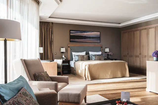 Althoff Seehotel Überfahrt in Rottach-Egern – Geräumiges Hotelzimmer mit Sitzbereich | Wellnesshotel Tegernsee