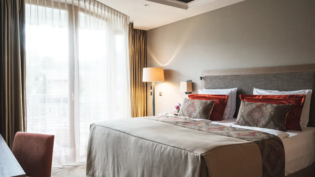 Althoff Seehotel Überfahrt in Rottach-Egern – Komfortables Hotelzimmer mit großem Bett | Wellnesshotel Tegernsee