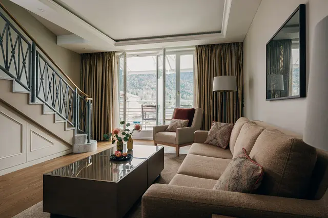 Althoff Seehotel Überfahrt in Rottach-Egern – Elegante Suite mit Wohnbereich und Treppe | Wellnesshotel Tegernsee