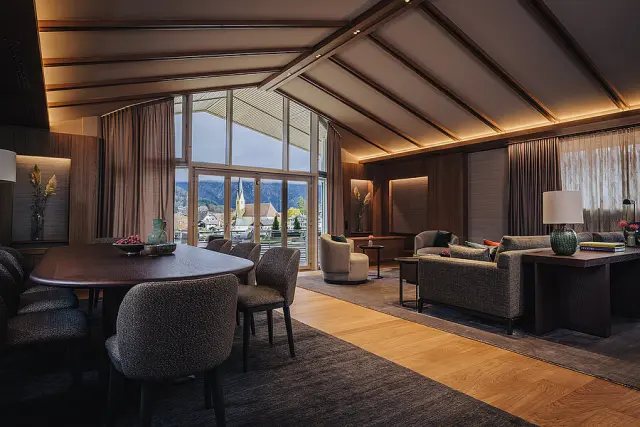 Althoff Seehotel Überfahrt in Rottach-Egern – Luxuriöser Wohnbereich mit Blick auf den Ort | Wellnesshotel Tegernsee
