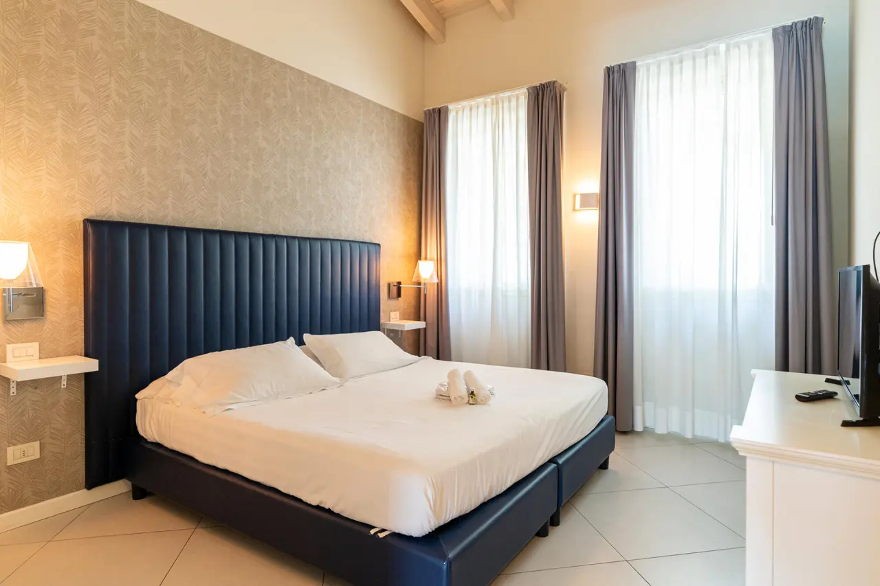 Monastero Wellness & SPA in Soiano del Lago – Komfortables Doppelzimmer mit blauem Bett | Wellnesshotel Garda See