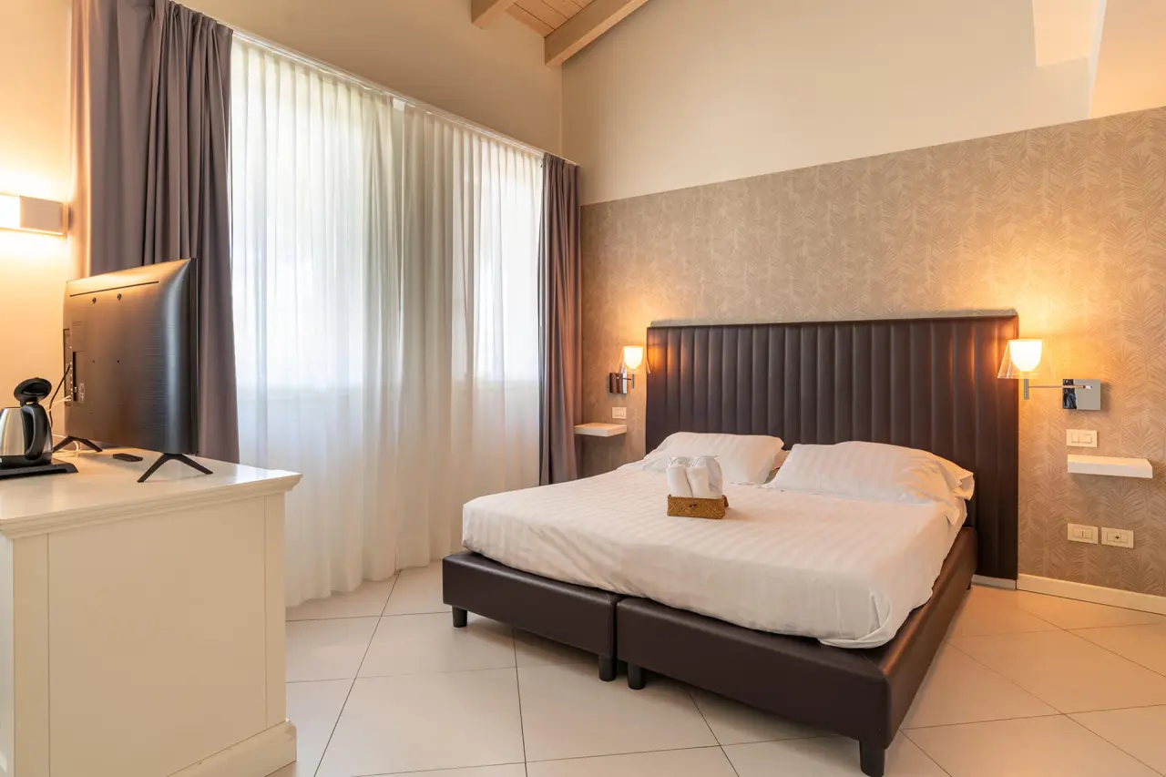 Monastero Wellness & SPA in Soiano del Lago – Gemütliches Doppelzimmer mit braunem Bett | Wellnesshotel Garda See