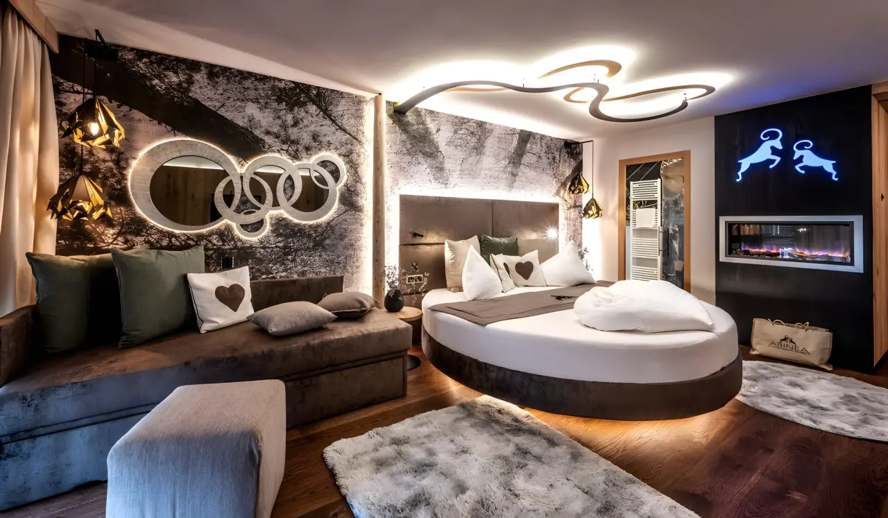 Abinea Dolomiti Romantic SPA Hotel in Kastelruth – Elegantes Doppelzimmer mit Rundbett und Kamin | Wellnesshotel Südtirol