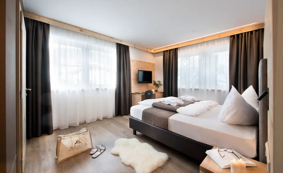 Abinea Dolomiti Romantic SPA Hotel in Kastelruth – Komfortables Doppelzimmer mit Holzboden | Wellnesshotel Südtirol