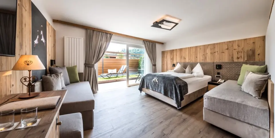 Abinea Dolomiti Romantic SPA Hotel in Kastelruth – Geräumiges Familienzimmer mit Balkon | Wellnesshotel Südtirol