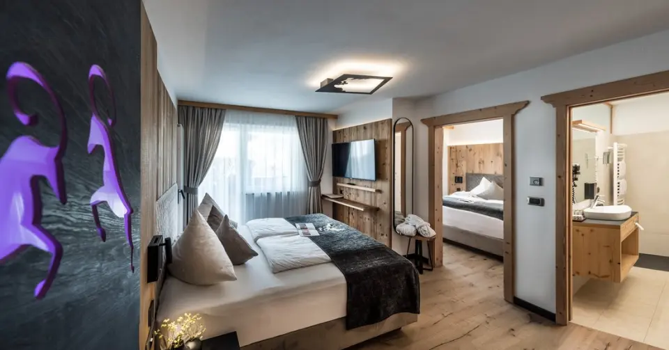 Abinea Dolomiti Romantic SPA Hotel in Kastelruth – Komfortables Doppelzimmer mit offenem Bad | Wellnesshotel Südtirol