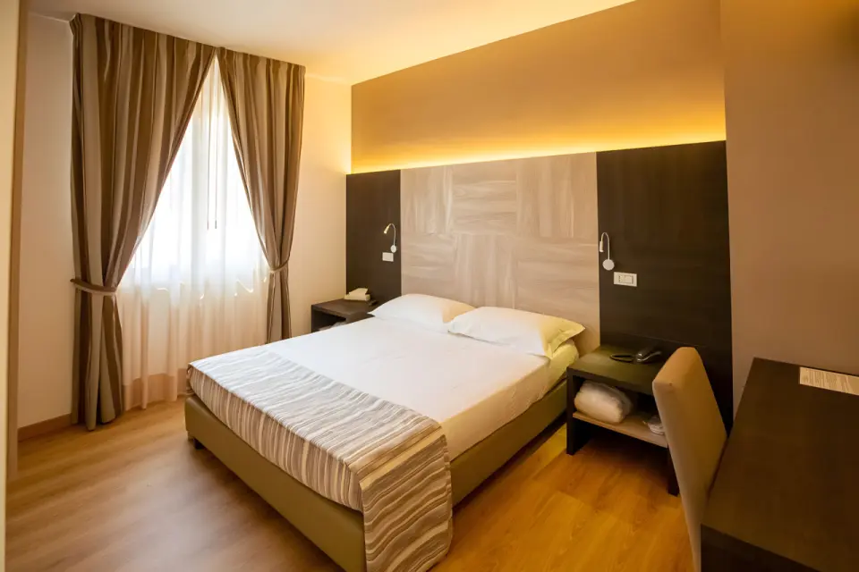 Hotel Lory & My Wellness Spa in Montepulciano – Modernes Doppelzimmer mit gemütlichem Bett | Wellnesshotel Toskana
