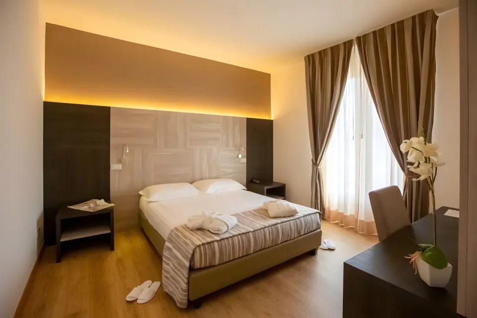 Hotel Lory & My Wellness Spa in Montepulciano – Einladendes Doppelzimmer mit Bademänteln | Wellnesshotel Toskana