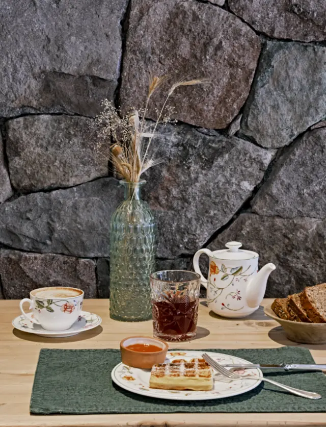 Hotel Bad Schörgau in Jenesien – Gemütliches Frühstück mit Waffeln und Kaffee | Wellnesshotel Südtirol