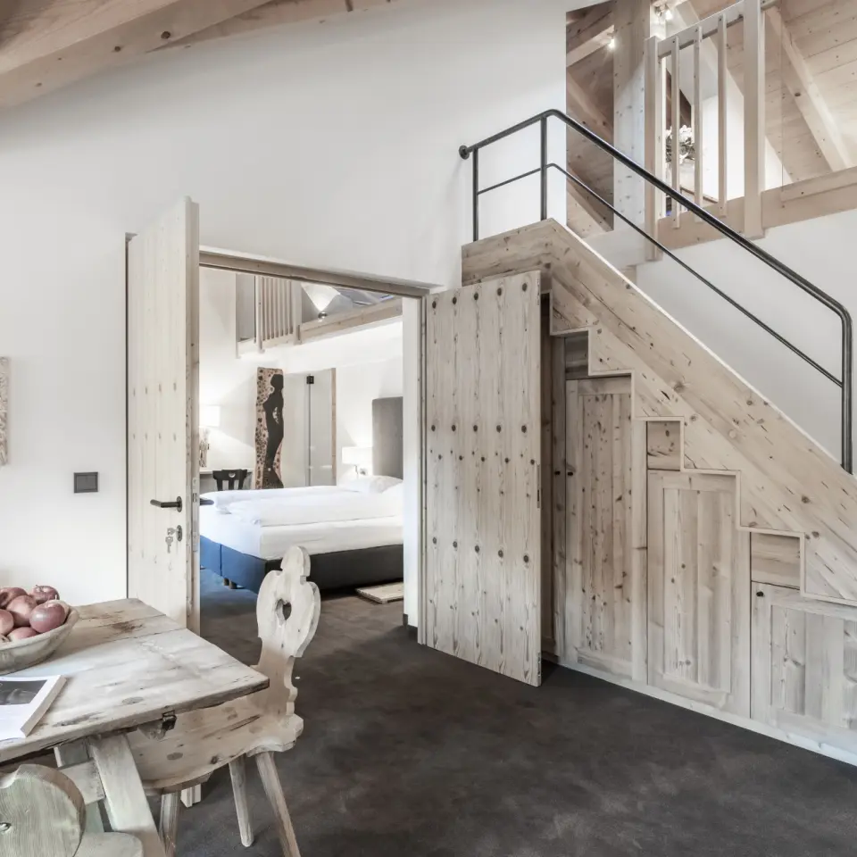 Hotel Bad Schörgau in Jenesien – Geräumige Suite mit Holztreppe und Schlafbereich | Wellnesshotel Südtirol