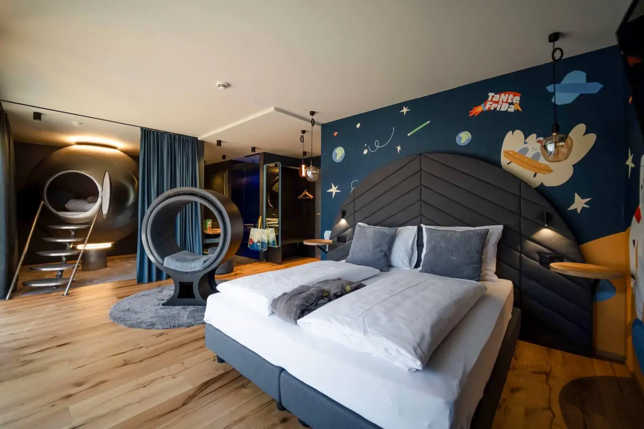 Familienhotel EdeR FriDa in Maria Alm – Kreatives Kinderzimmer mit Weltraum-Design | Wellnesshotel Salzburg