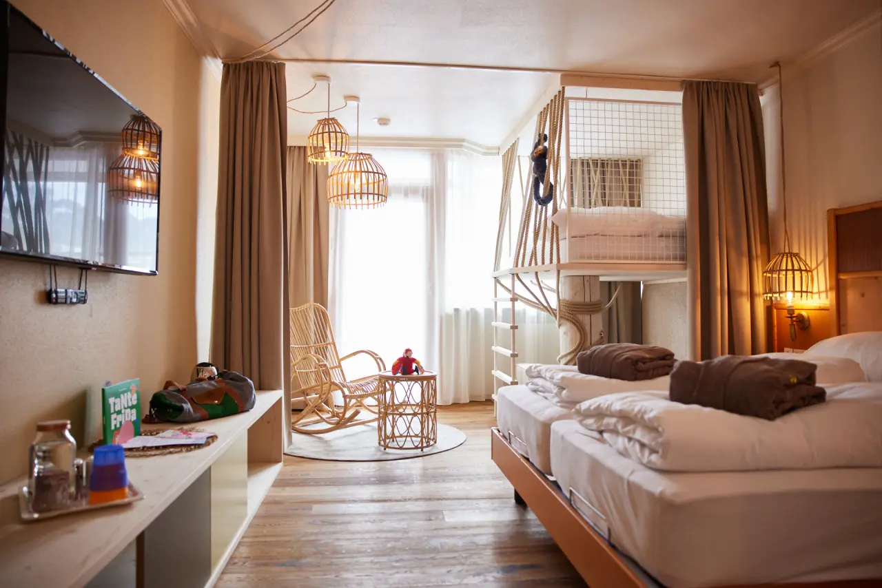 Familienhotel EdeR FriDa in Maria Alm – Familienzimmer mit Hochbett und Spielbereich | Wellnesshotel Salzburg