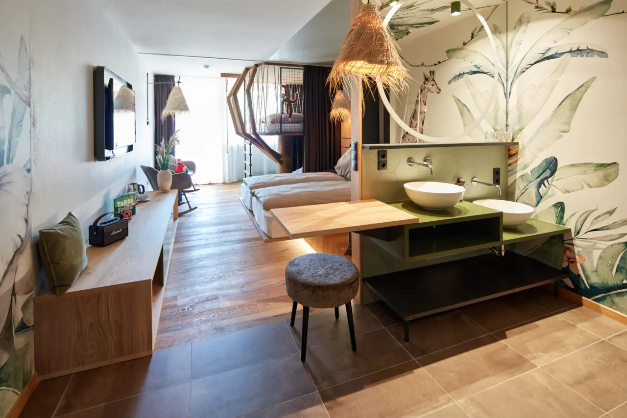 Familienhotel EdeR FriDa in Maria Alm – Thematisches Familienzimmer mit Dschungel-Design | Wellnesshotel Salzburg