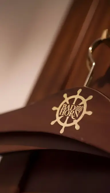 Bad Horn Hotel & Spa in Horn – Detailaufnahme eines Kleiderbügels mit Logo | Wellnesshotel Bodensee