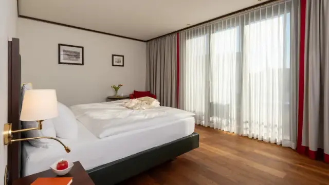 Bad Horn Hotel & Spa in Horn – Helles Hotelzimmer mit großem Fenster und modernem Design | Wellnesshotel Bodensee