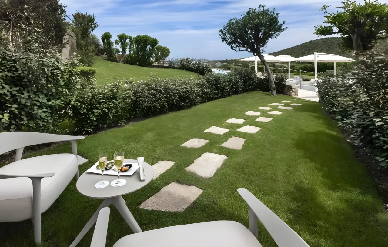 L'Ea Bianca Luxury Resort in Baja Sardinia – Idyllischer Hotelgarten mit Sitzgelegenheiten | Wellnesshotel Sardinien