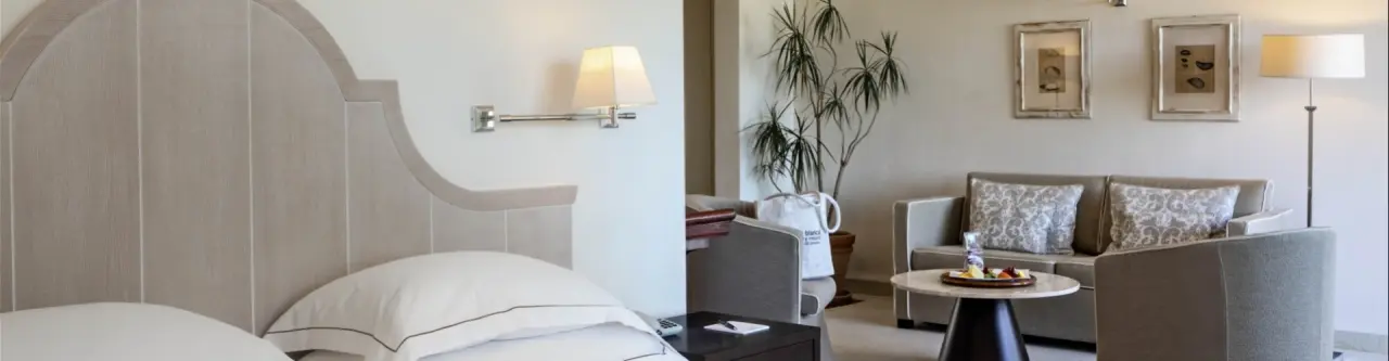 L'Ea Bianca Luxury Resort in Baja Sardinia – Komfortable Suite mit Schlaf- und Wohnbereich | Wellnesshotel Sardinien