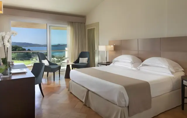 L'Ea Bianca Luxury Resort in Baja Sardinia – Elegantes Zimmer mit Meerblick und Terrasse | Wellnesshotel Sardinien