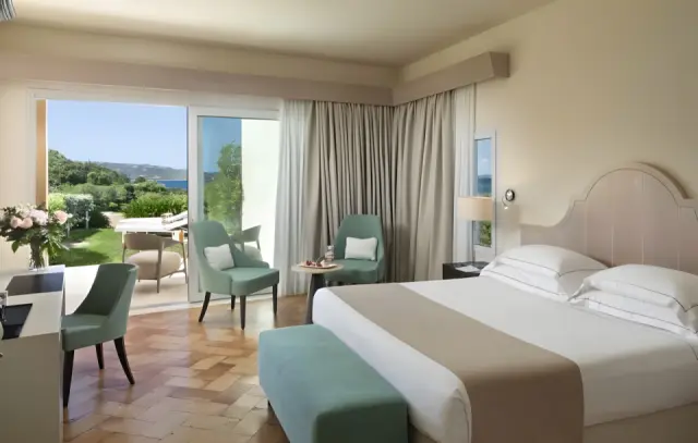 L'Ea Bianca Luxury Resort in Baja Sardinia – Komfortzimmer mit Terrasse und Gartenzugang | Wellnesshotel Sardinien