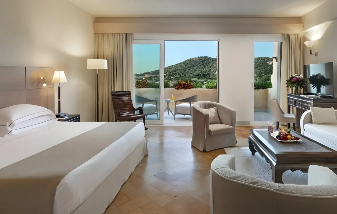 L'Ea Bianca Luxury Resort in Baja Sardinia – Geräumige Suite mit Balkon und Bergblick | Wellnesshotel Sardinien