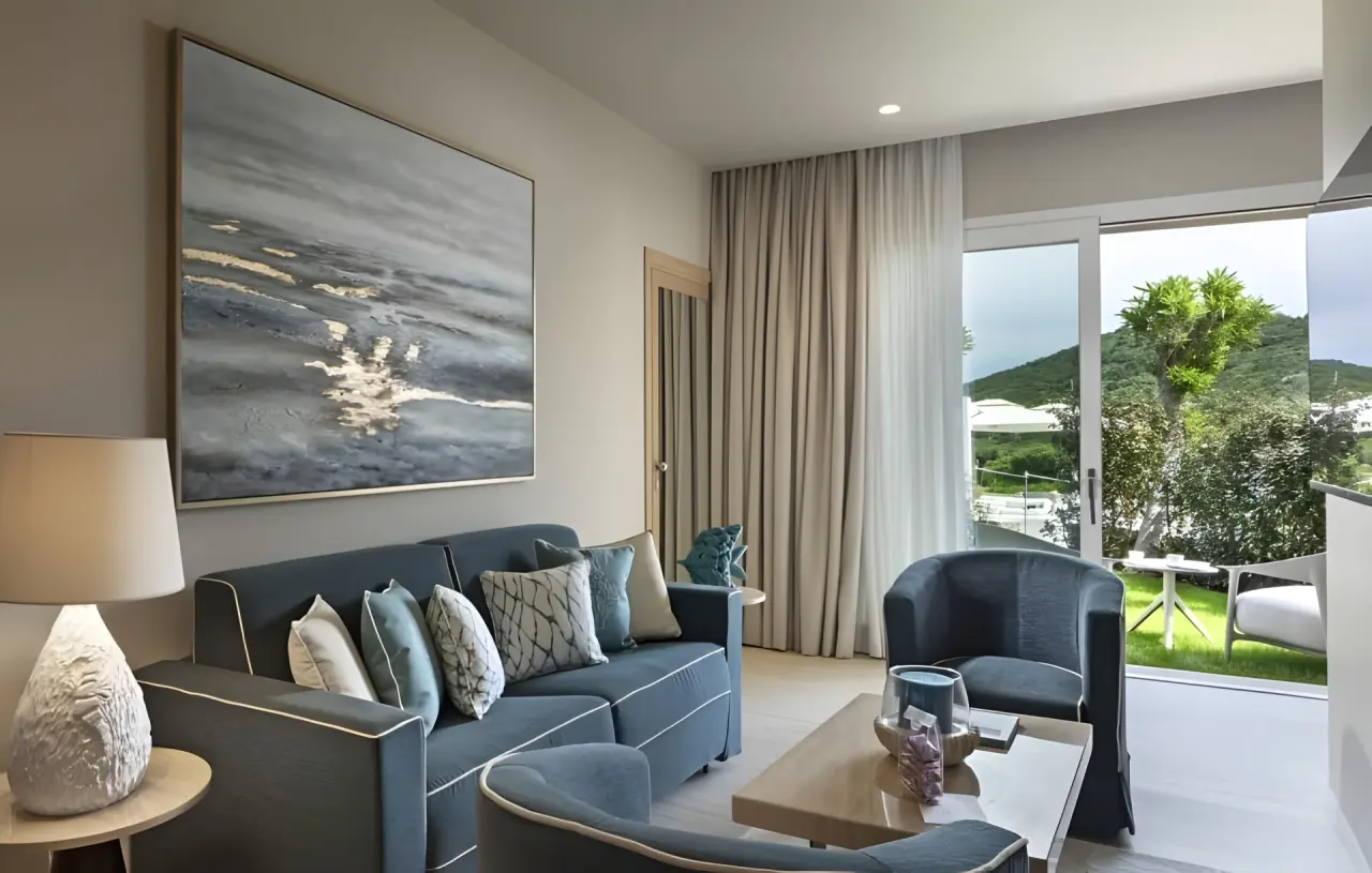 L'Ea Bianca Luxury Resort in Baja Sardinia – Elegantes Wohnzimmer einer Hotelsuite | Wellnesshotel Sardinien