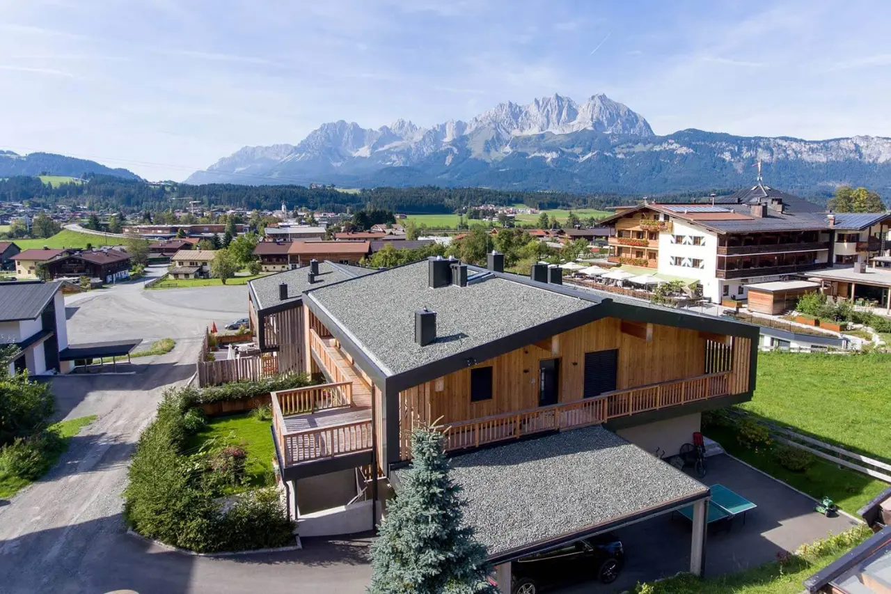 Hotel Penzinghof in Oberndorf in Tirol – Hotelanlage mit beeindruckendem Bergpanorama | Wellnesshotel Tirol