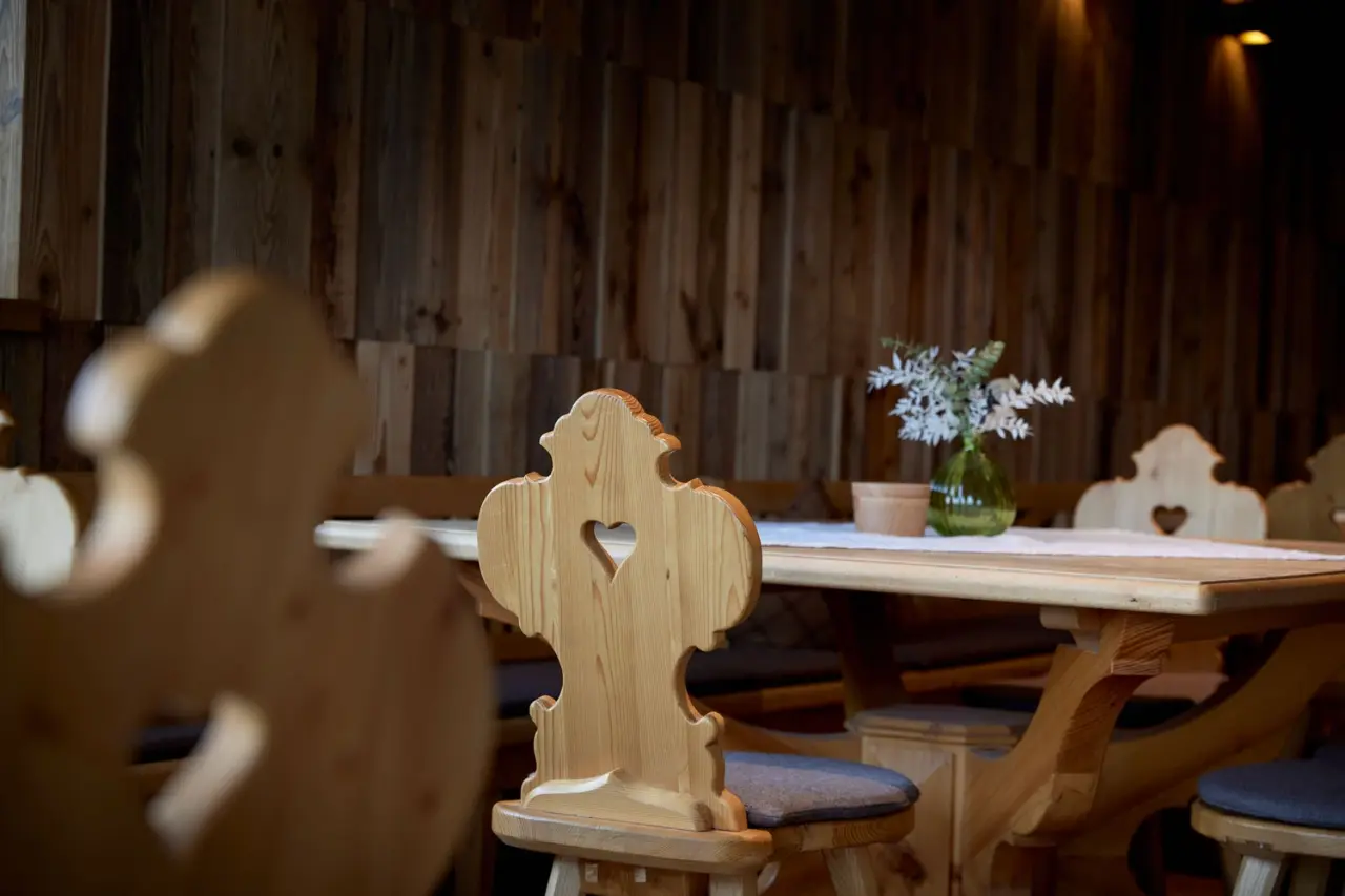 Hotel Penzinghof in Oberndorf in Tirol – Rustikaler Essbereich mit Holztischen | Wellnesshotel Tirol