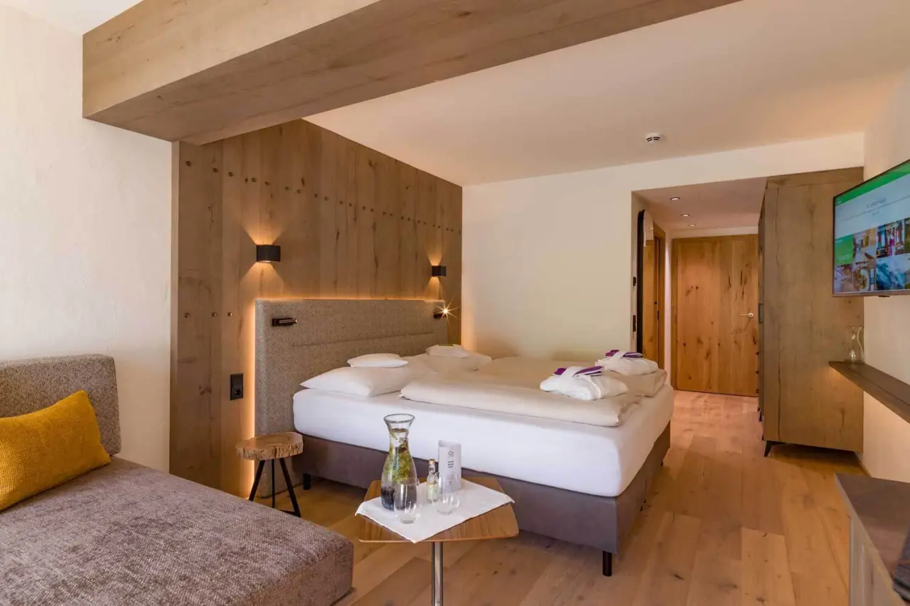 Hotel Penzinghof in Oberndorf in Tirol – Modernes Doppelzimmer mit Holzelementen | Wellnesshotel Tirol