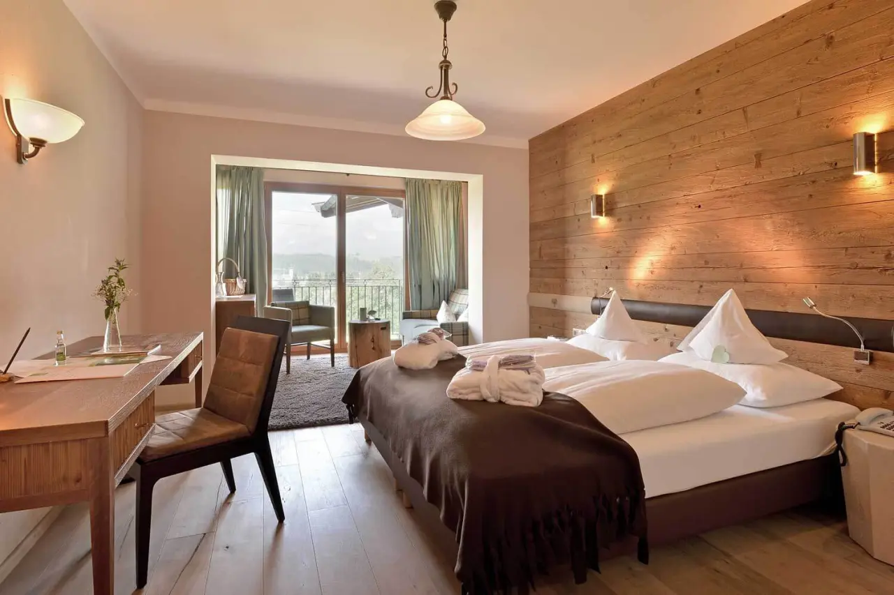 Hotel Penzinghof in Oberndorf in Tirol – Gemütliches Doppelzimmer mit Balkon und Bergblick | Wellnesshotel Tirol
