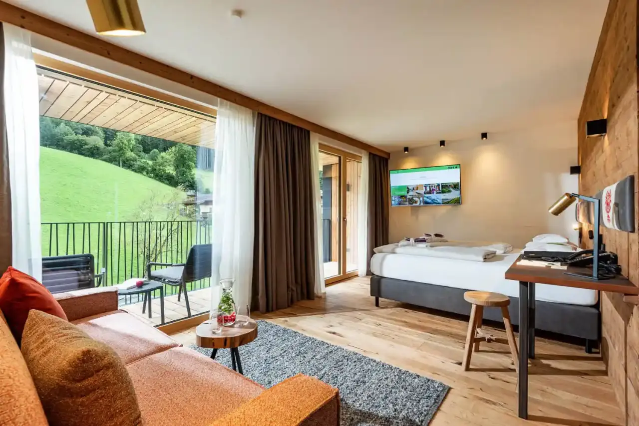 Hotel Penzinghof in Oberndorf – Modernes Doppelzimmer mit Balkon und Bergblick | Wellnesshotel Tirol