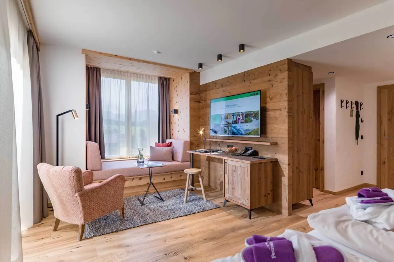 Hotel Penzinghof in Oberndorf – Gemütliches Doppelzimmer mit Fensterbank und Holzelementen | Wellnesshotel Tirol