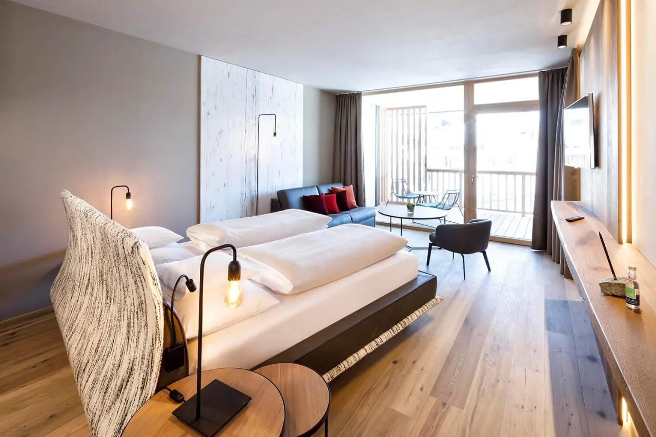 Hotel Penzinghof in Oberndorf – Helles Doppelzimmer mit Balkon und moderner Einrichtung | Wellnesshotel Tirol
