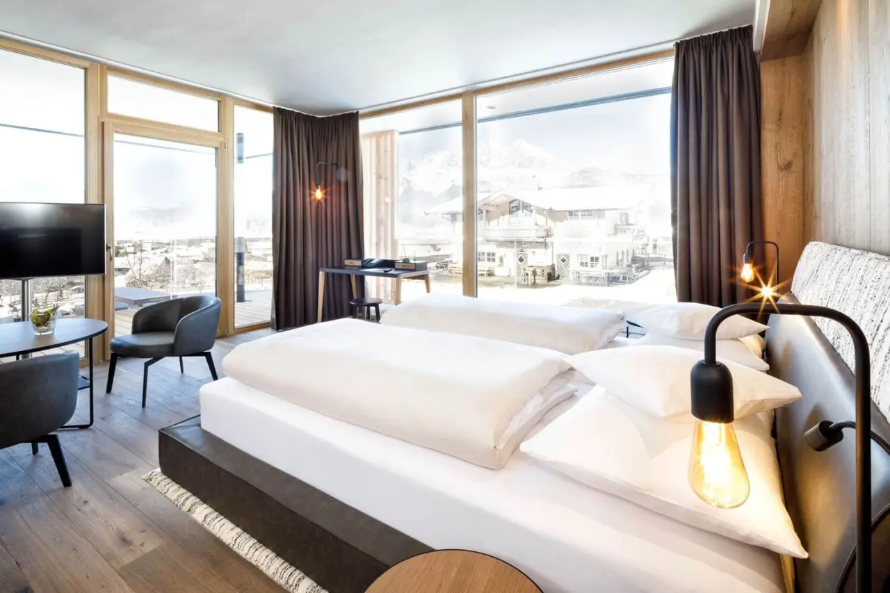Hotel Penzinghof in Oberndorf – Panoramazimmer mit atemberaubendem Blick auf die verschneite Bergwelt | Wellnesshotel Tirol