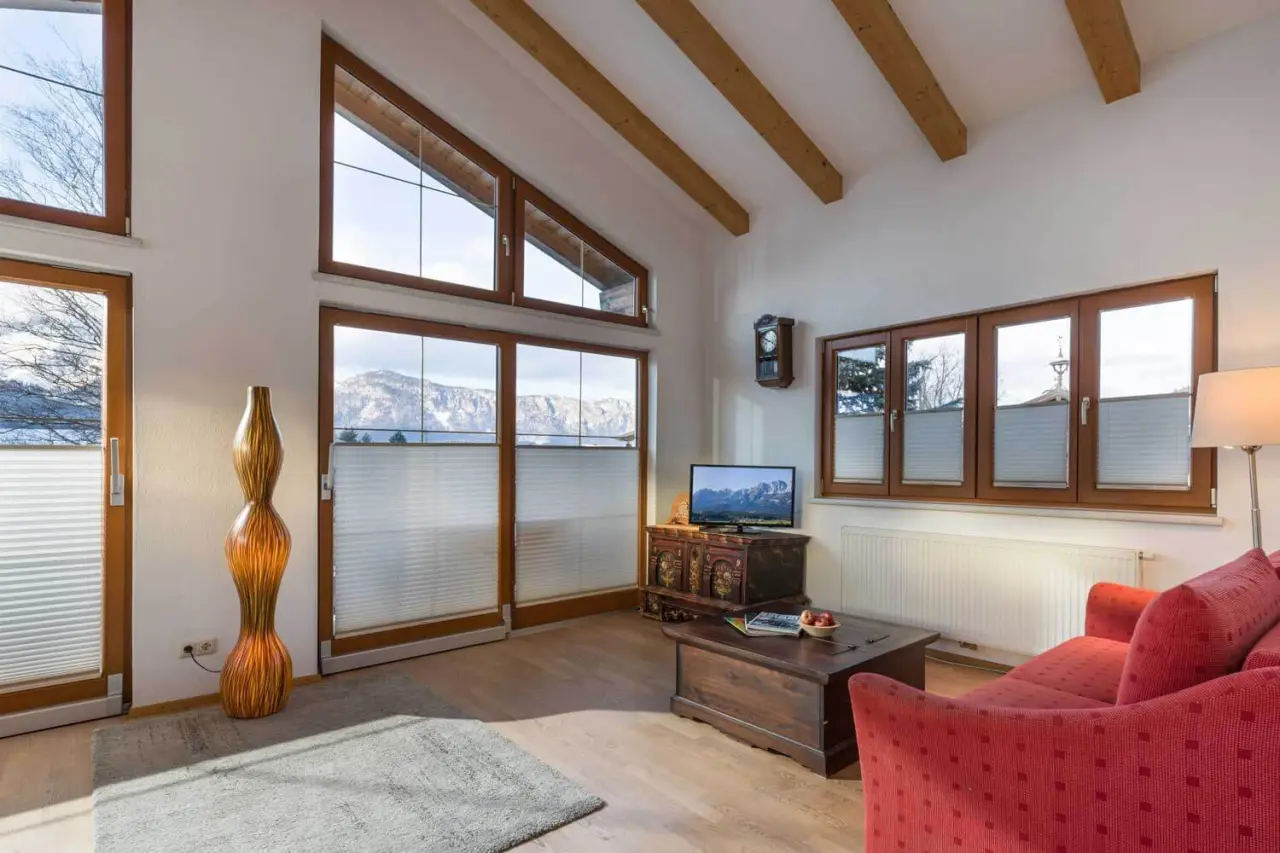 Hotel Penzinghof in Oberndorf – Gemütlicher Wohnbereich mit Holzbalken und Bergblick | Wellnesshotel Tirol