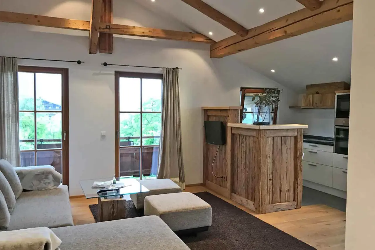 Hotel Penzinghof in Oberndorf in Tirol – Helles Hotelzimmer mit Wohnbereich und Balkon | Wellnesshotel Tirol