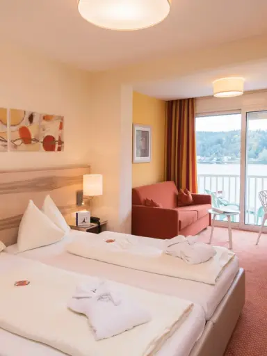 Hotel & Spa Sonne in St. Kanzian – Komfortables Doppelzimmer mit Seeblick und Balkon | Wellnesshotel Kärnten