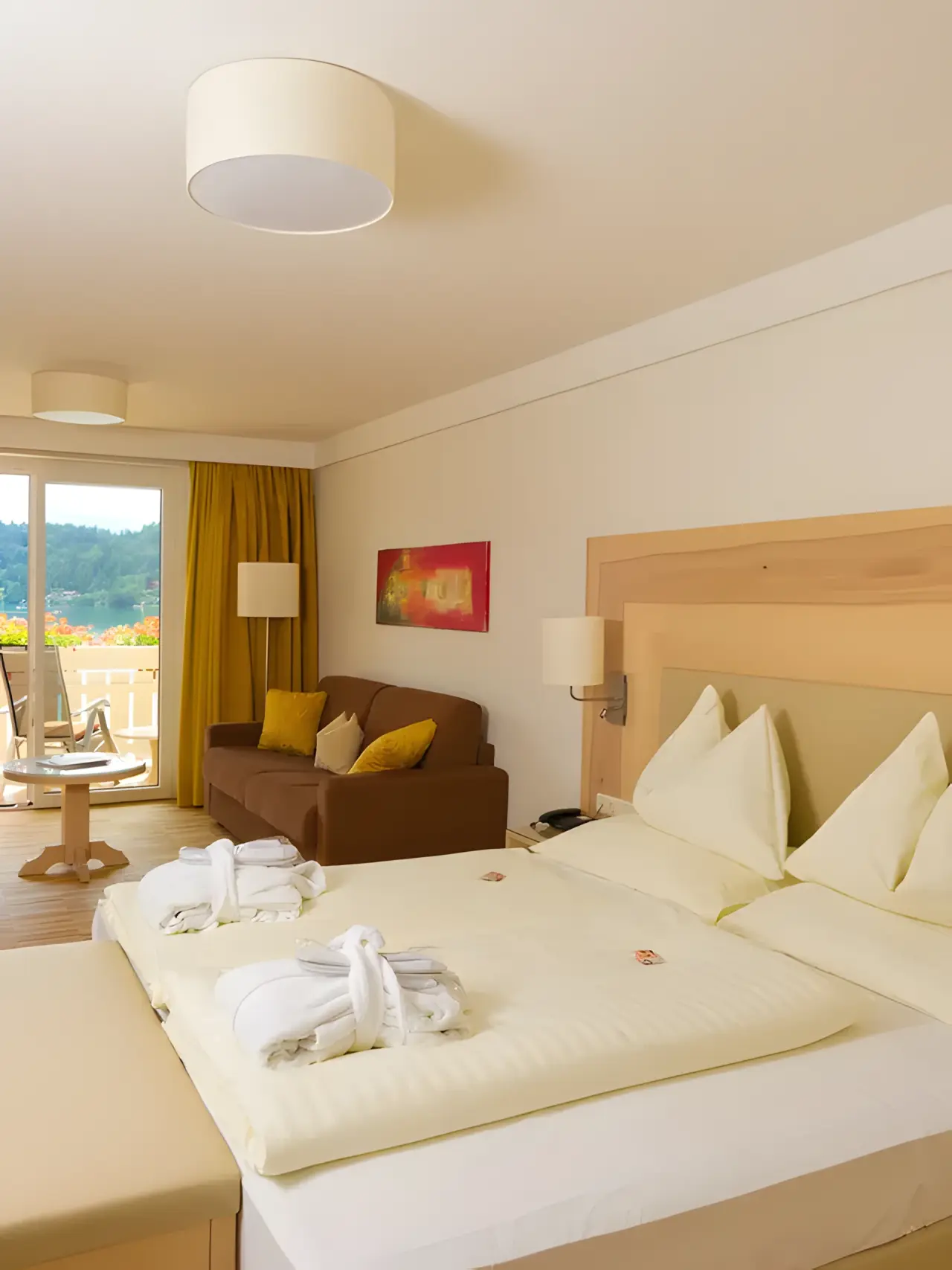 Hotel & Spa Sonne in St. Kanzian – Gemütliches Hotelzimmer mit Balkon und Seeaussicht | Wellnesshotel Kärnten