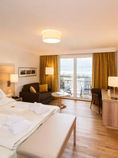 Hotel & Spa Sonne in St. Kanzian – Helles Doppelzimmer mit Schreibtisch und Seeblick | Wellnesshotel Kärnten