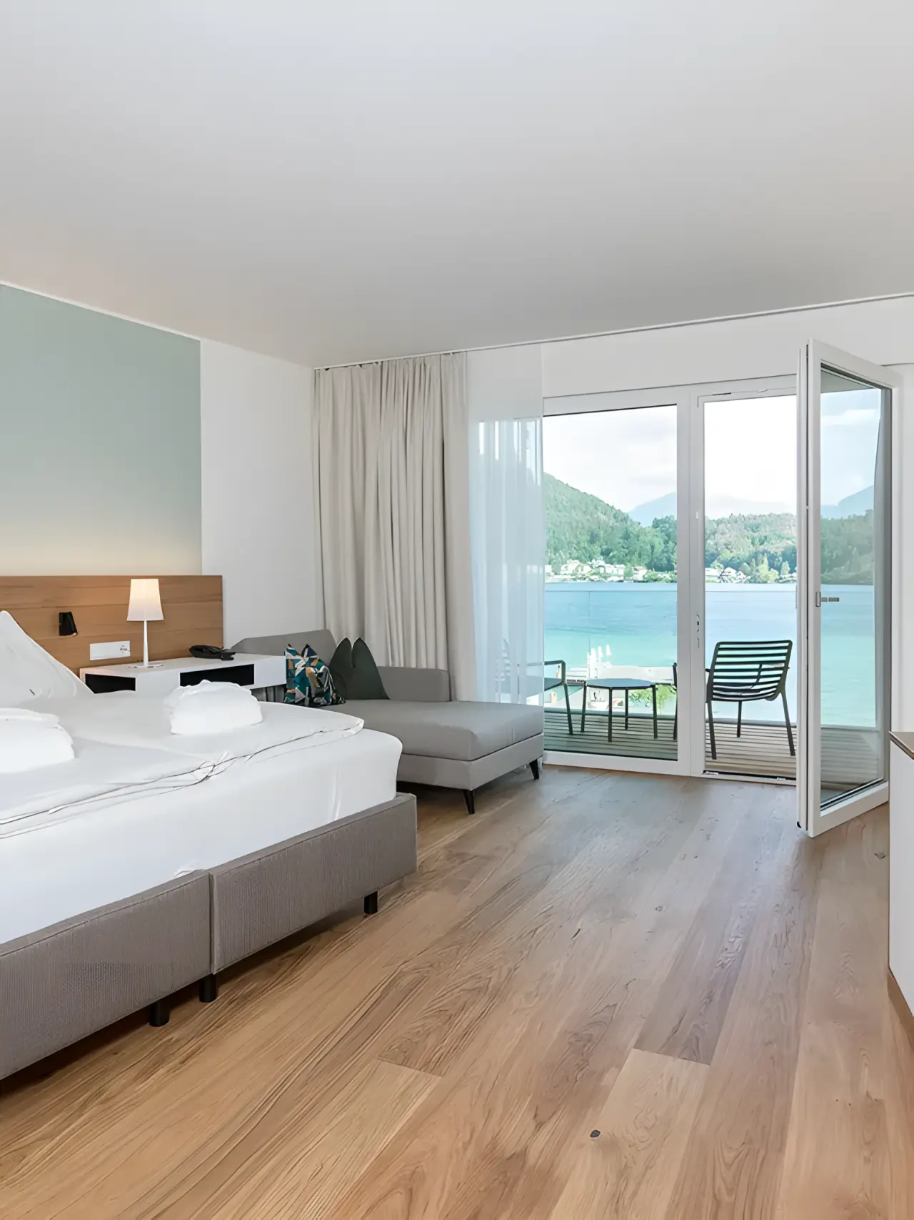 Hotel & Spa Sonne in St. Kanzian – Modernes Hotelzimmer mit atemberaubendem Seeblick | Wellnesshotel Kärnten
