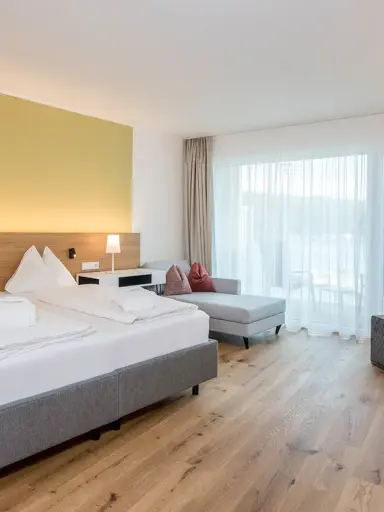 Hotel & Spa Sonne in St. Kanzian – Helles und modernes Doppelzimmer mit Balkon | Wellnesshotel Kärnten