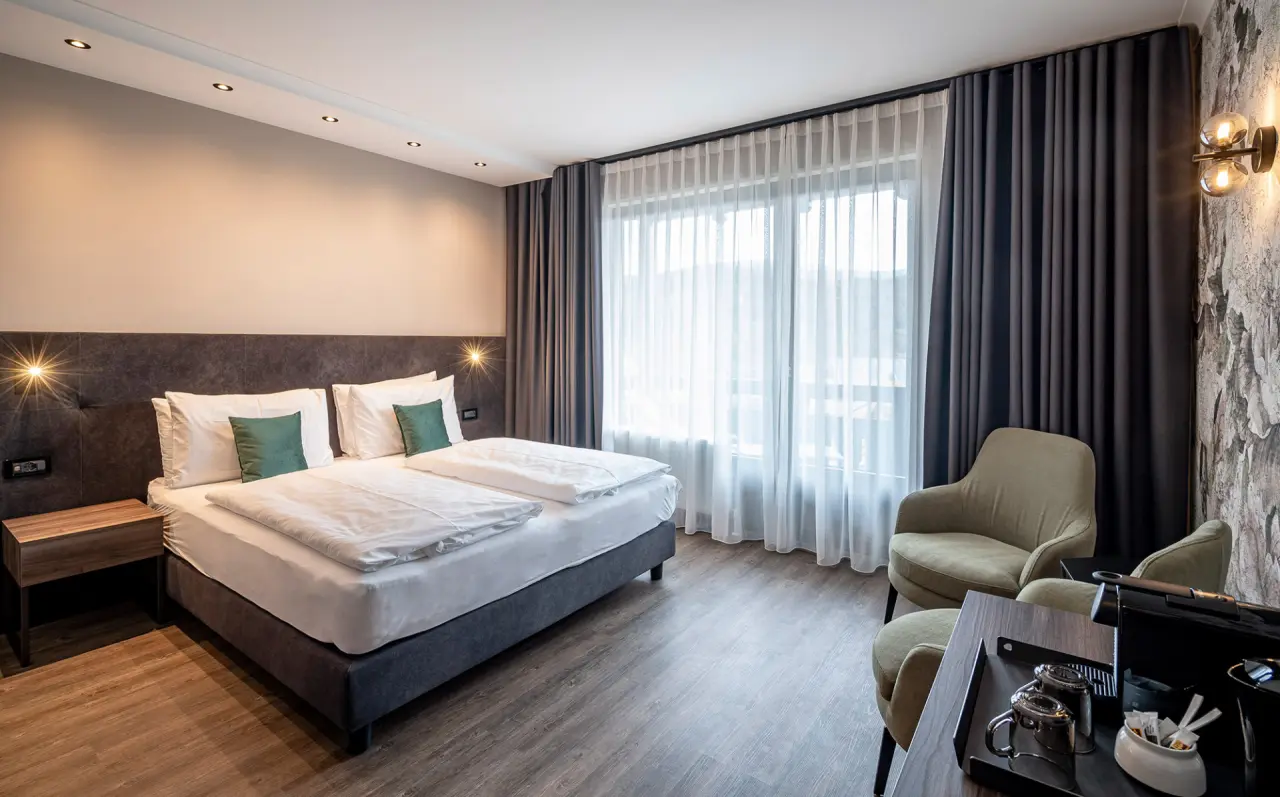Hotel Tirolensis in Marling – Modernes Doppelzimmer mit Sitzbereich | Wellnesshotel Südtirol