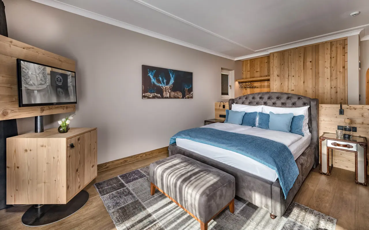 Hotel Tirolensis in Marling – Gemütliches Doppelzimmer im alpinen Stil | Wellnesshotel Südtirol